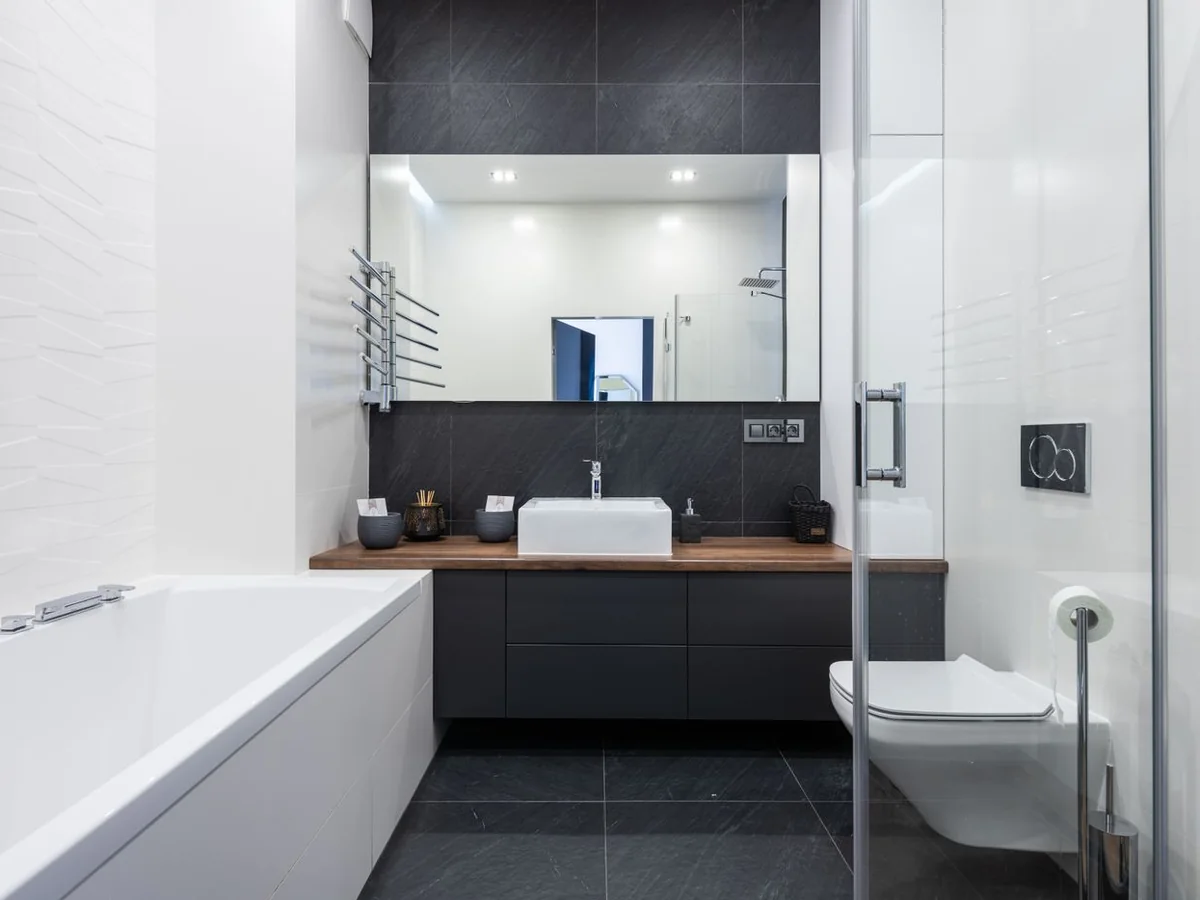 Antrasit büyük ebat karo ve beyaz vitrifiye ile modern banyo uygulaması